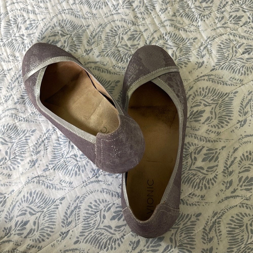 Vionic Caroll flats